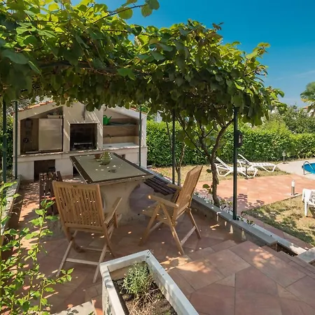 Dolce With Pool And Bbq Appartamento Porec